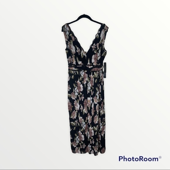 NWT LULU'S Black Floral V Neck We Made it Black Pleated Midi Dress Size Small - Picture 5 of 8